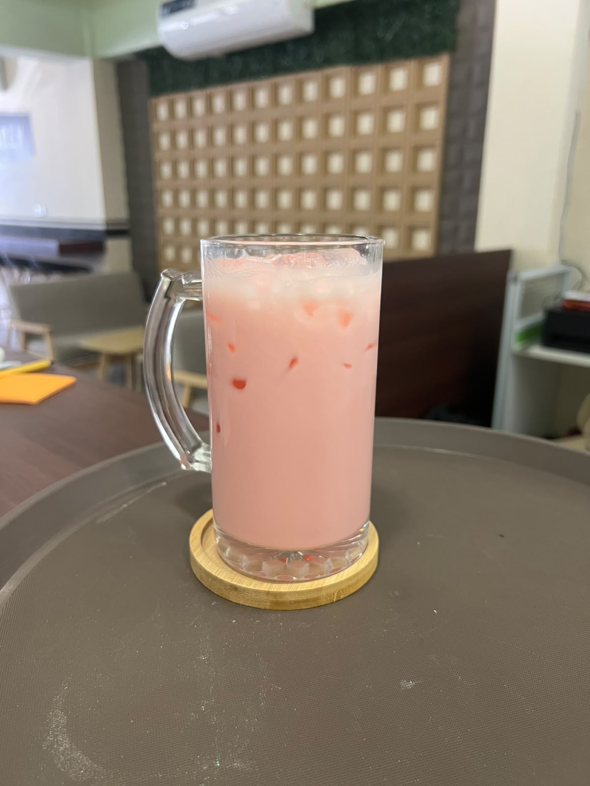 Strawberry Latte - Cold 16oz